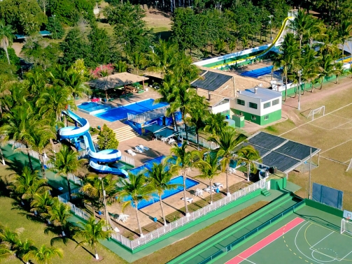 Imagem aérea mostra a estrutura do Brotas Eco Hotel Fazenda