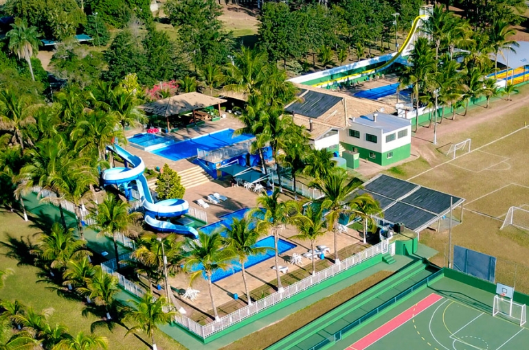 Imagem aérea mostra a estrutura do Brotas Eco Hotel Fazenda