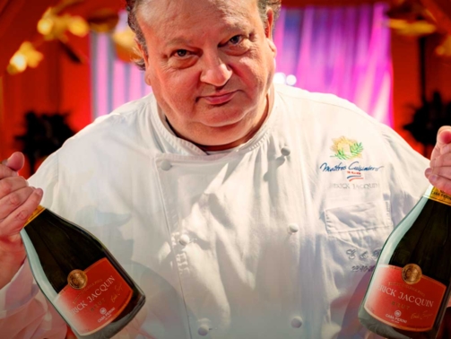 Foto mostra o chef Érick Jacquin segurando duas garrafas do novo espumante em parceria com a Casa Perini