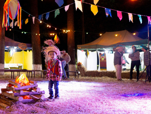 Imagem mostra uma criança vestida de caipira durante a festa julina do Brotas Eco Hotel Fazenda