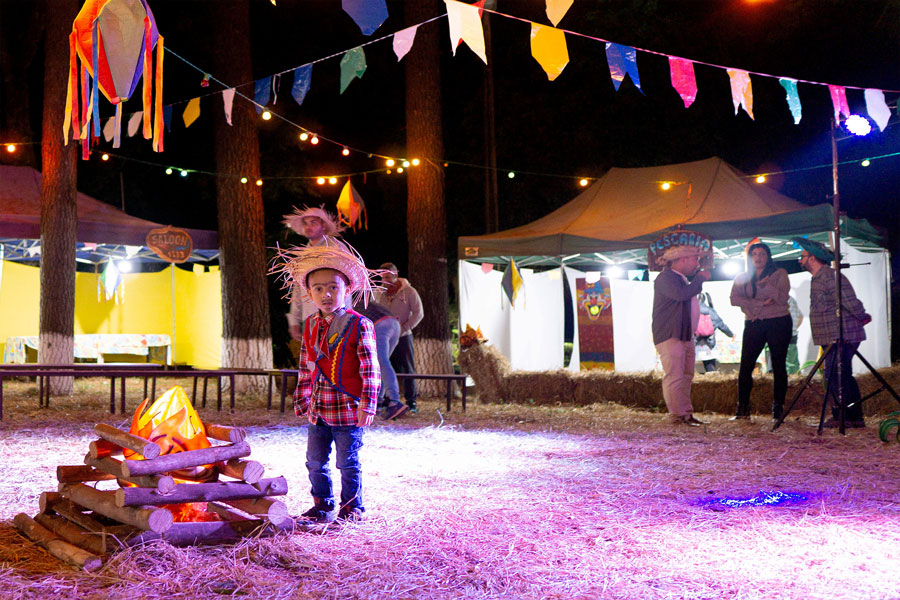 Imagem mostra uma criança vestida de caipira durante a festa julina do Brotas Eco Hotel Fazenda