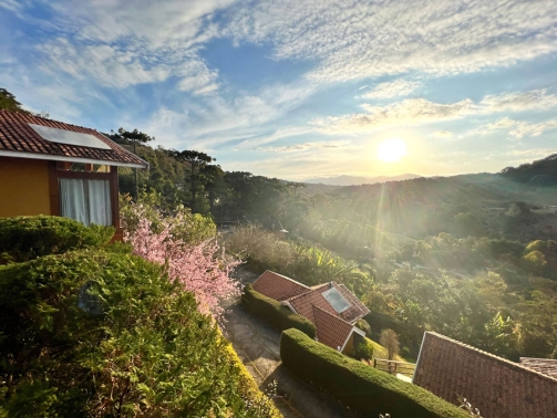 Vista de um dos chalés das Pousada Quatro Estações de Pinhal, em Santo Antônio do Pinhal
