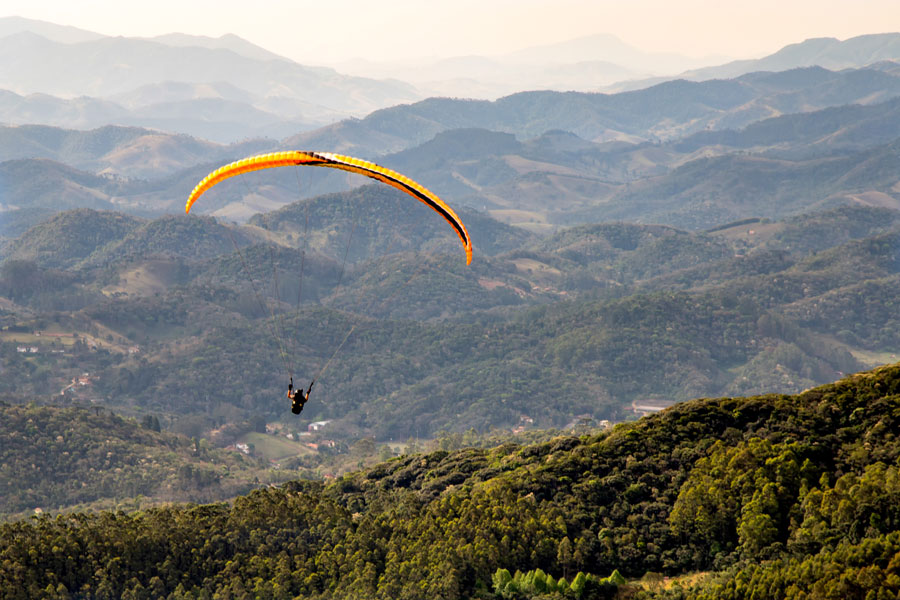 Voo de paraglider no Pico Agudo, em Santo Antônio do Pinhal