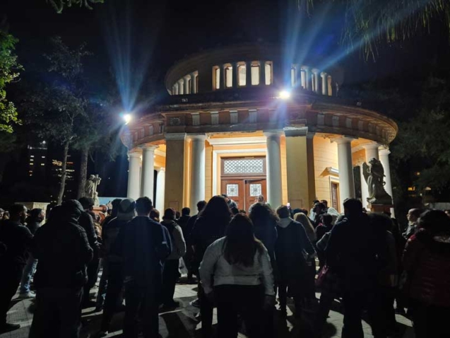 Imagem mostra pessoas durante a noite na última edição do Tour noturno pelo Cemitério da Consolação