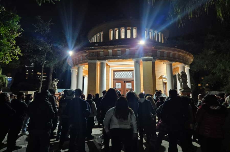 Imagem mostra pessoas durante a noite na última edição do Tour noturno pelo Cemitério da Consolação