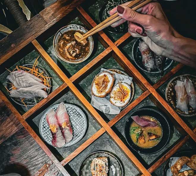 Foto mostra imagens de diversos pratos da culinária japonesa