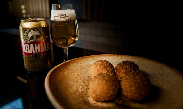 Imagem mostra um prato de bolinho de macaxeira pubada harmonizado com cerveja zero
