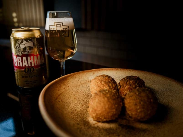 Imagem mostra um prato de bolinho de macaxeira pubada harmonizado com cerveja zero