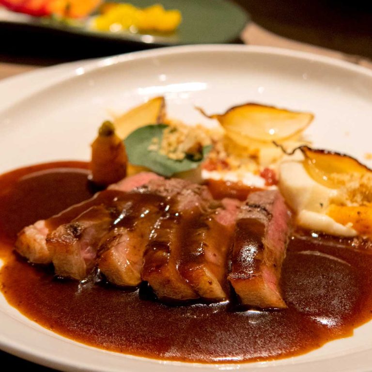 Imagem mostra um prata com flat steak do Restaurante Gran Vía, instalado dentro do Meliá Hotel