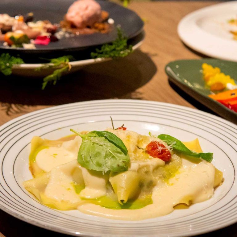Imagem mostra um prato com massa do Restaurante Gran Vía no Meliá Hotel